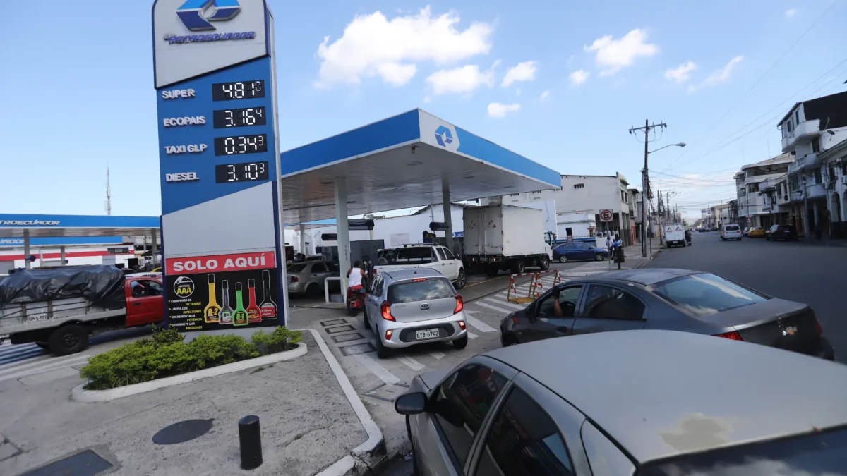 ¿Qué medidas están tomando las autoridades para resolver la falta de combustibles en Ecuador?
