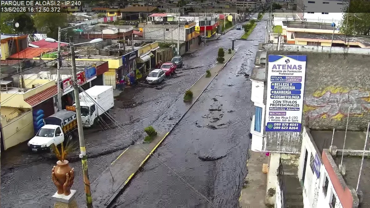Aluvión en Aloasí cubre de fango calles del sur de Pichincha