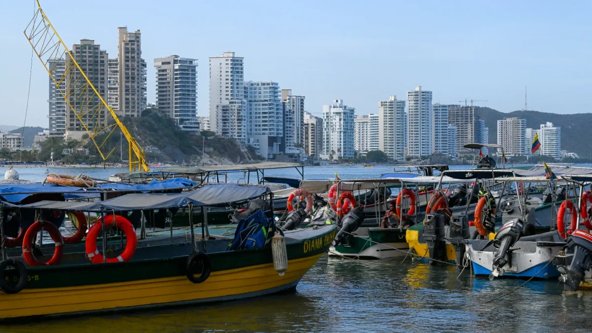 El 19 de abril de 2026, varias embarcaciones se encuentran amarradas en Santa Marta, departamento de Magdalena, Colombia.