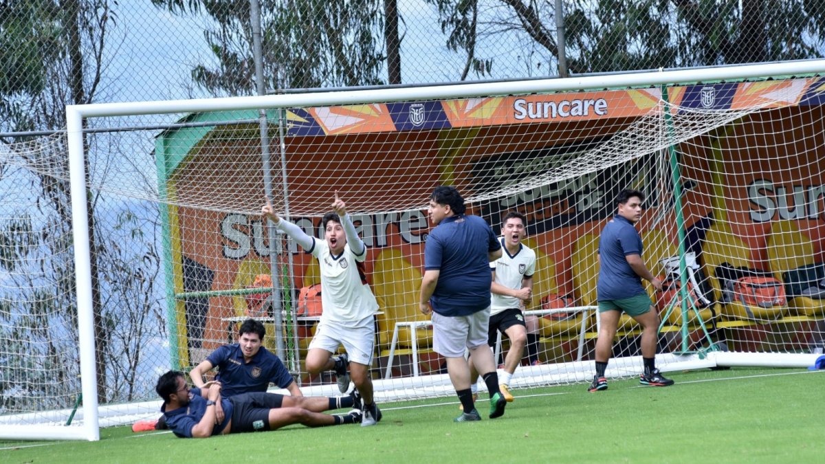 Paúl Ambrosi Jr (c) juega como delantero, a diferencia de su papá que en su carrera profesional se desempeñó como lateral izquierdo en Liga de Quito y en la Tricolor.