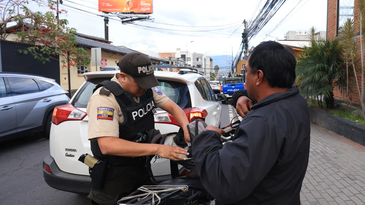 Control. Policías realizaron controles a motociclistas y conductores durante un operativo preventivo ejecutado en distintos sectores de Cumbayá.