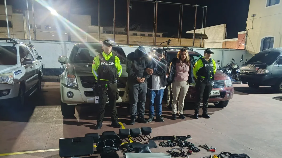 Tres personas fueron aprehendidas durante un operativo policial ejecutado en el sector de Itchimbía, en Quito.