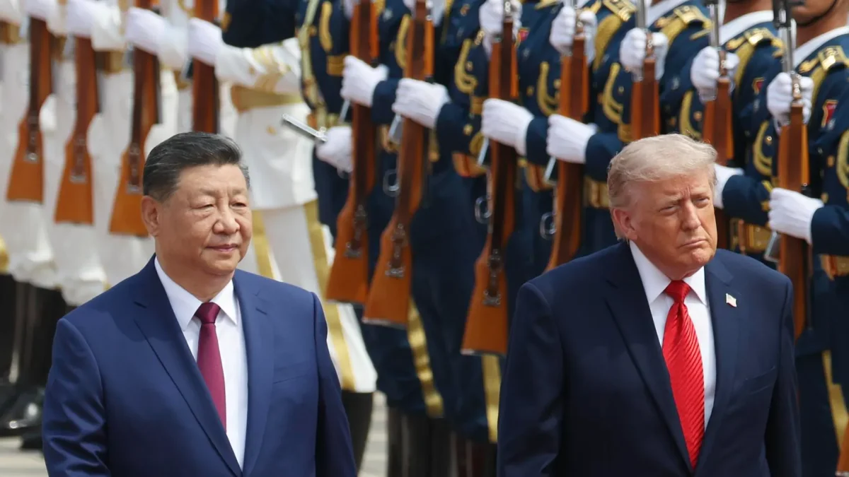 El presidente chino Xi Jinping unto al presidente estadounidense Donald Trump durante una ceremonia de bienvenida en el Gran Salón del Pueblo en Pekín, China, este jueves.