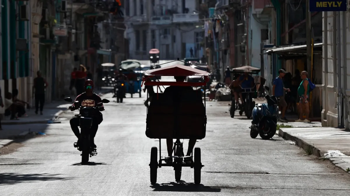 Vista general, captada a contraluz este 13 de mayo, de una calle en el centro de La Habana (Cuba).