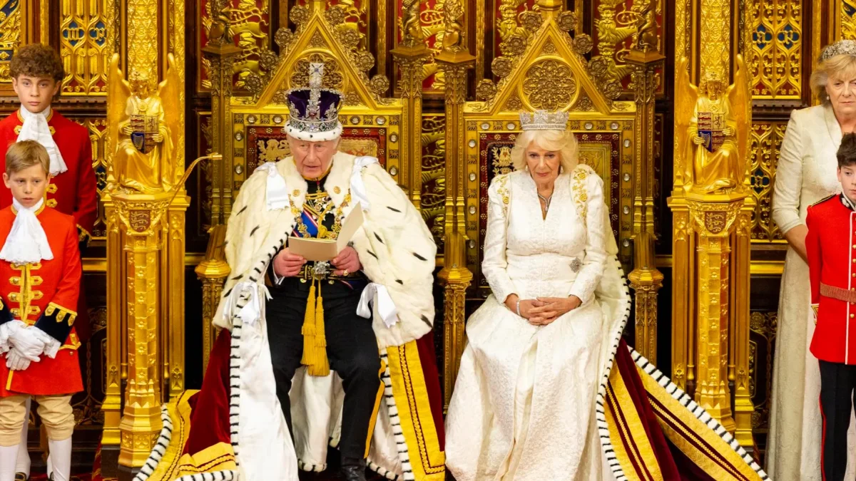 El tradicional discurso del rey, eclipsado por la crisis del gobierno laborista británico