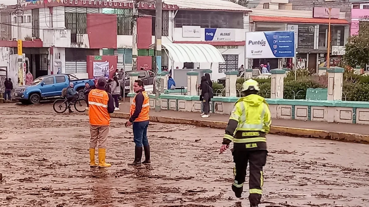 Un aluvión en Aloasí dejó viviendas afectadas, vías dañadas y familias limpiando el lodo tras la emergencia.
