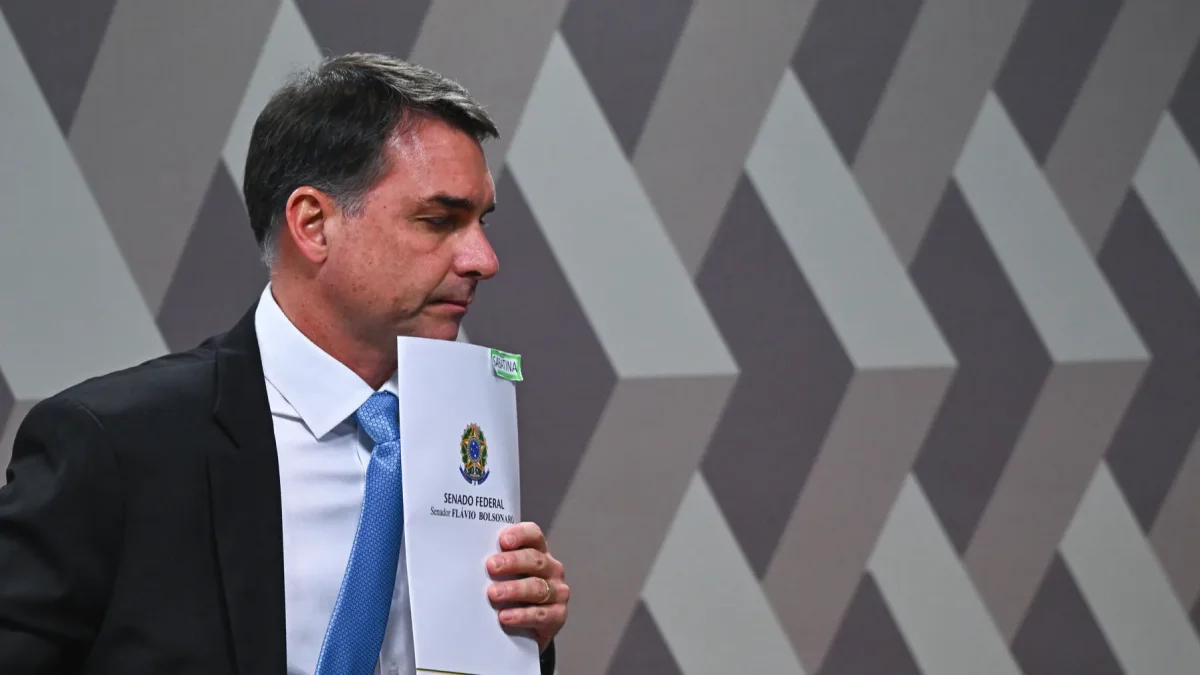 Flávio Bolsonaro a la defensiva por vínculos con banquero sospechoso de fraude en Brasil