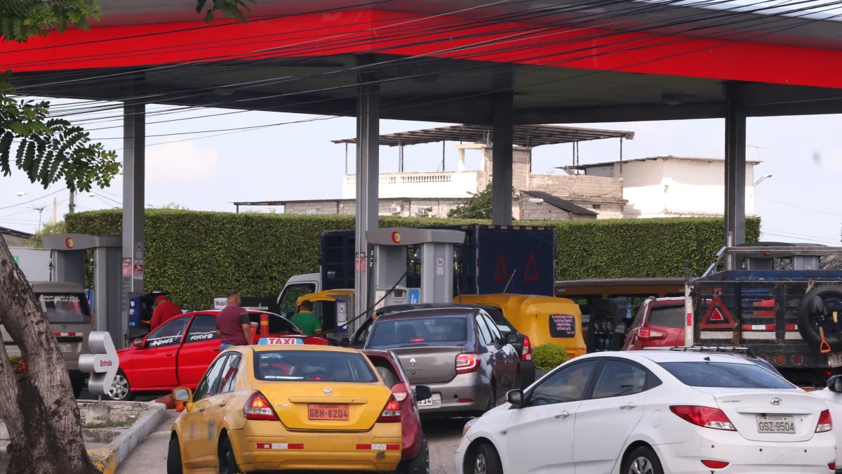 En algunas gasolineras de Ecuador todavía no es normal el despacho de combustible.