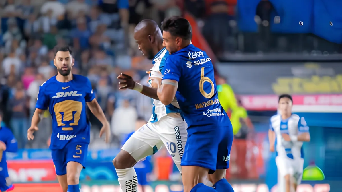 Enner Valencia (i.) durante el partido contra Pumas.