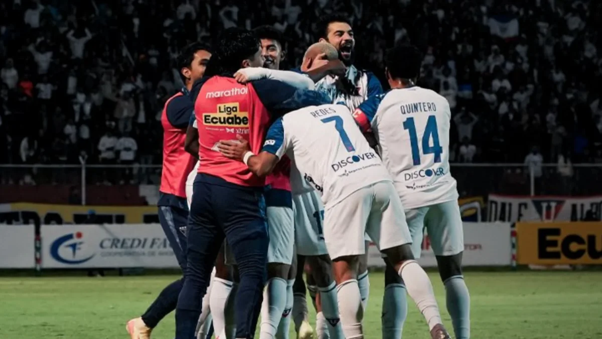 Jugadores de Liga de Quito festejan un gol.