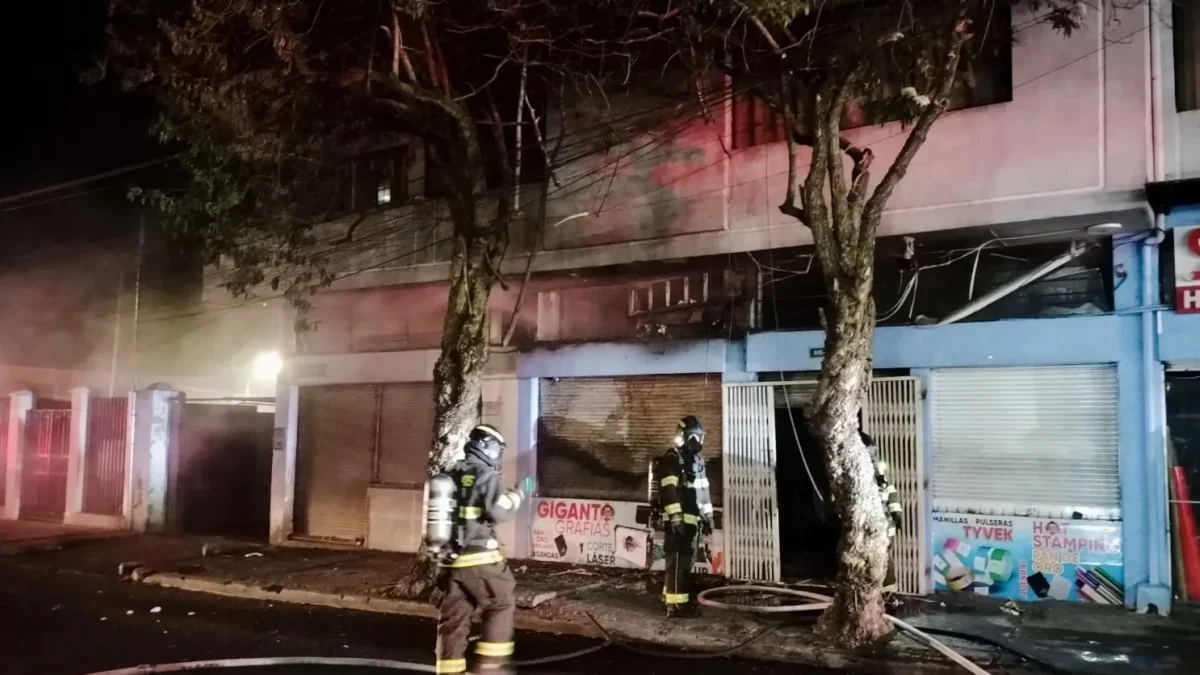 El Cuerpo de Bomberos de Quito atendió una emergencia por un incendio estructural ocurrido en las calles Venezuela y Buenos Aires, en el sector América.