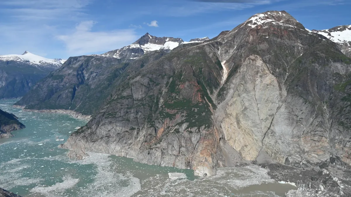 Deslizamiento de tierra ocurrido el 10 de agosto de 2025, en la desembocadura del glaciar South Sawyer hacia el fiordo Tracy Arm, al sureste de Alaska.