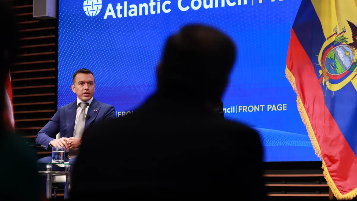 Daniel Noboa interviene en un panel del Atlantic Council en Washington, en medio de protestas por su visita.