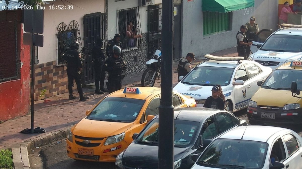 En el suroeste de Guayaquil se capturó al sujeto que manejaba este taxi en el que habrían llegado los sicarios que asesinaron a dos personas en Playas.