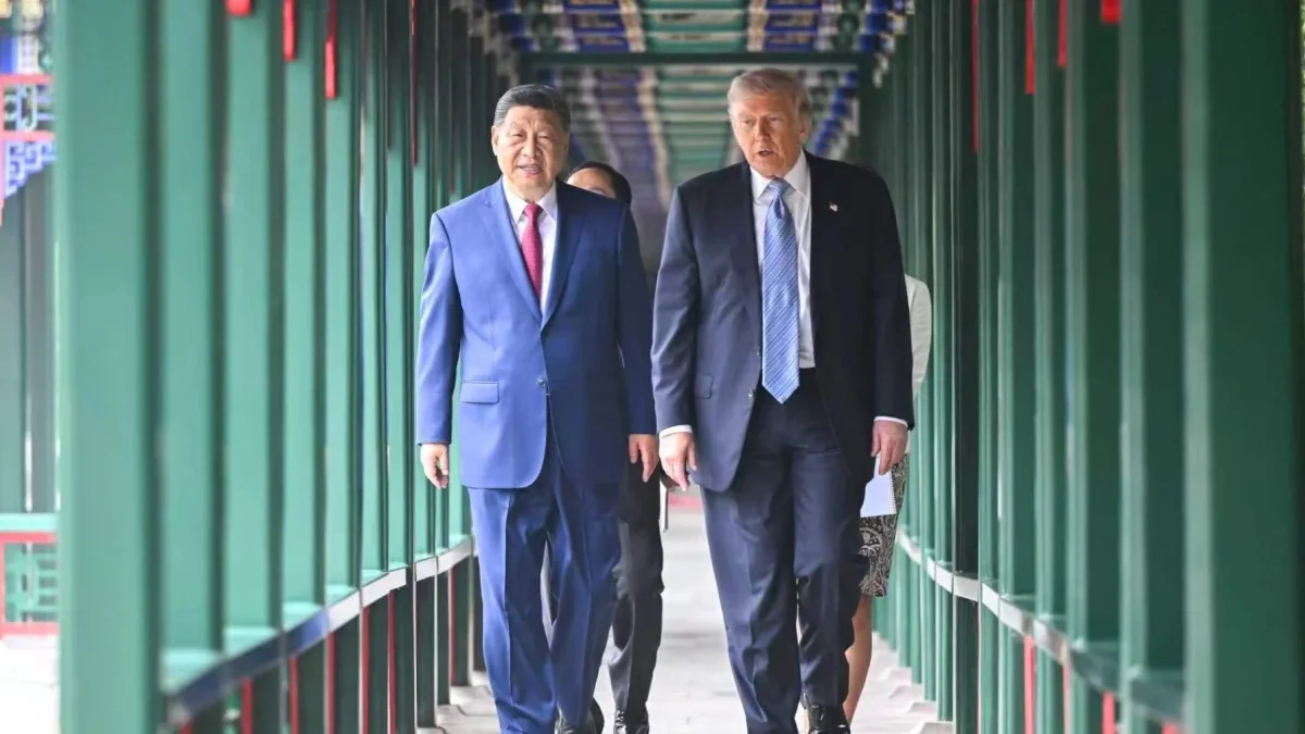 El presidente chino Xi Jinping junto al presidente estadounidense Donald Trump, dando cierre a su encuentro en China.