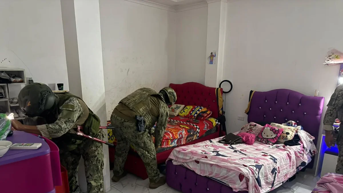 Personal de las Fuerzas Armadas realizó el allanamiento a la vivienda. En el procedimiento hallaron un centro clandestino de monitoreo a barrios de La Fragata.