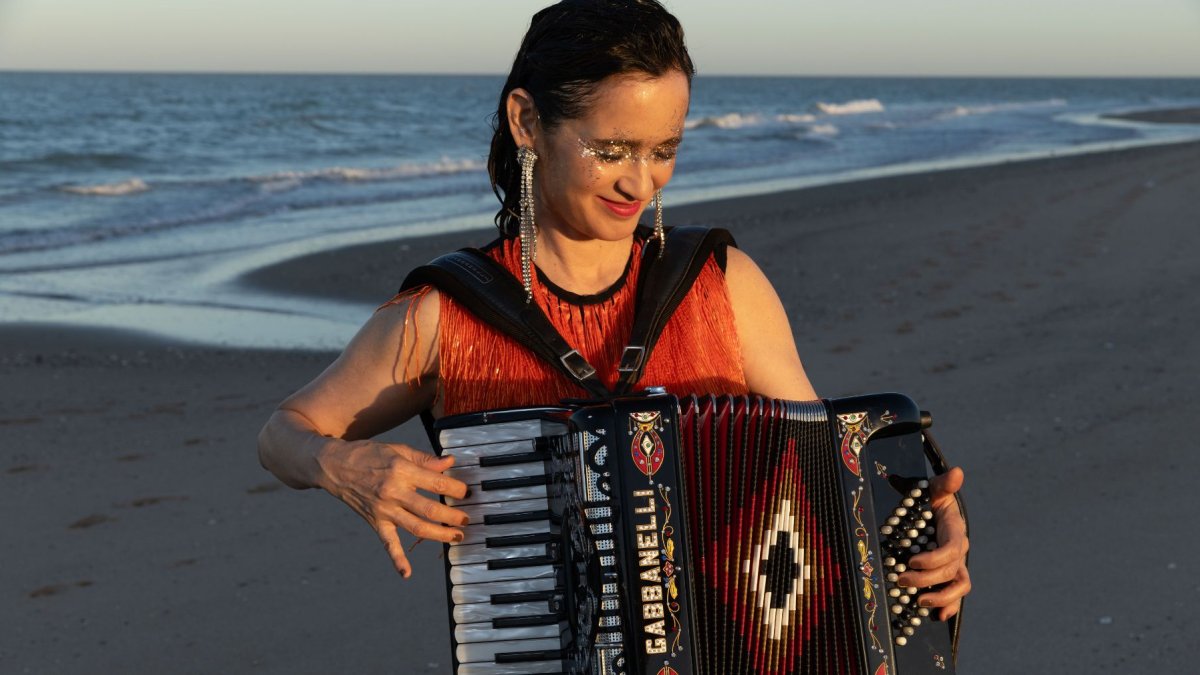 Julieta Venegas tiene 55 años.