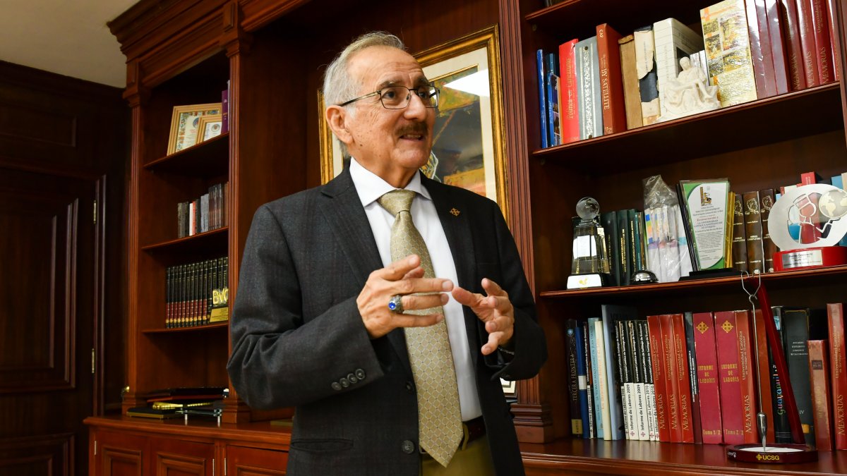 Walter Mera es el actual rector de la Universidad Católica de Santiago de Guayaquil, institución desde la cual impulsa proyectos de innovación académica e investigación científica.