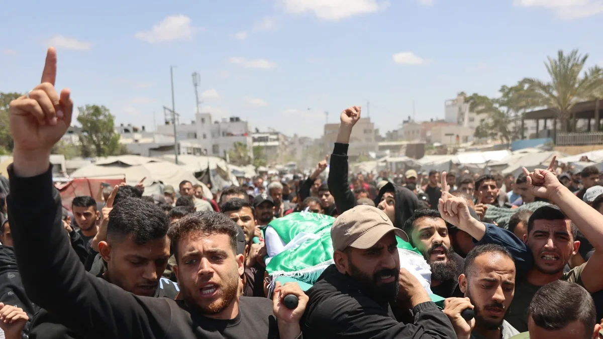 Varias personas recorrieron las calles de la Ciudad de Gaza con el cuerpo de Ezedin Al Hadad.