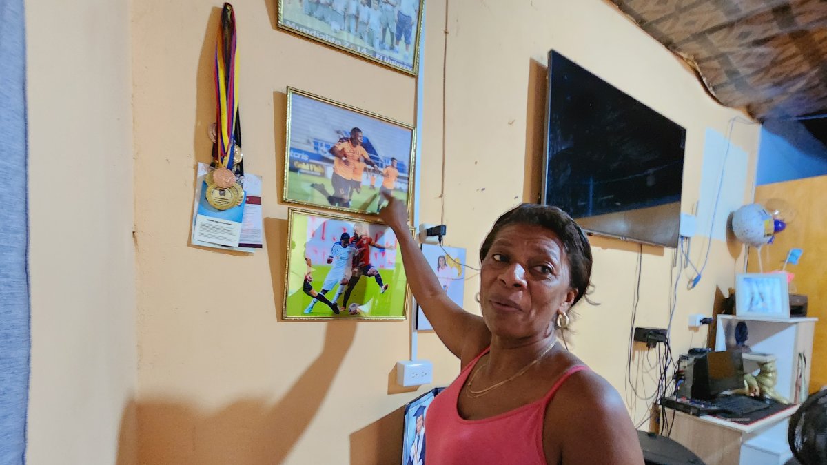 Dora Ramírez, madre del Angulo tiene un ‘altar’ dedicado al futbolista en el barrio Central de Quinindé.