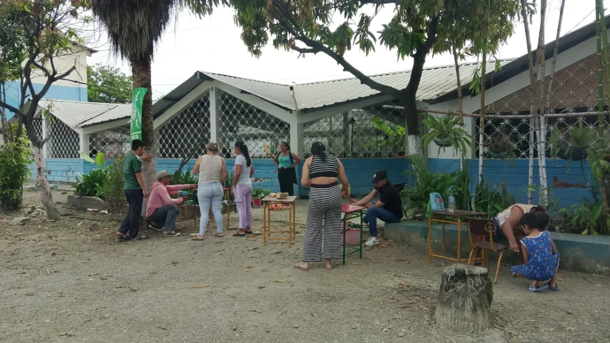 Padres de familia reparan y acondicionan las bancas escolares que usarán sus hijos durante el año lectivo.