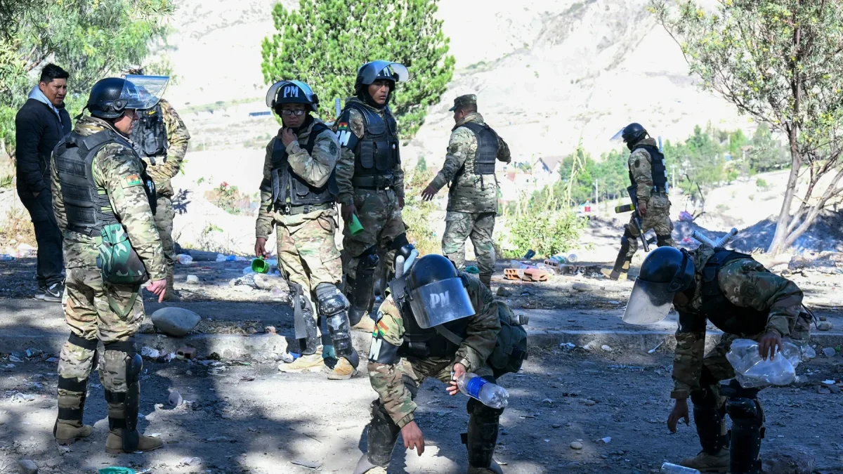 Agentes policiales durante las protestas en Bolivia.
