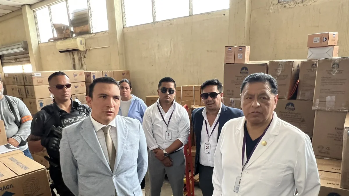 Djalmar Zambrano Vera, nuevo director provincial de Salud del Guayas, junto al ministro Jaime Bernabé durante una inspección en hospitales de la provincia.