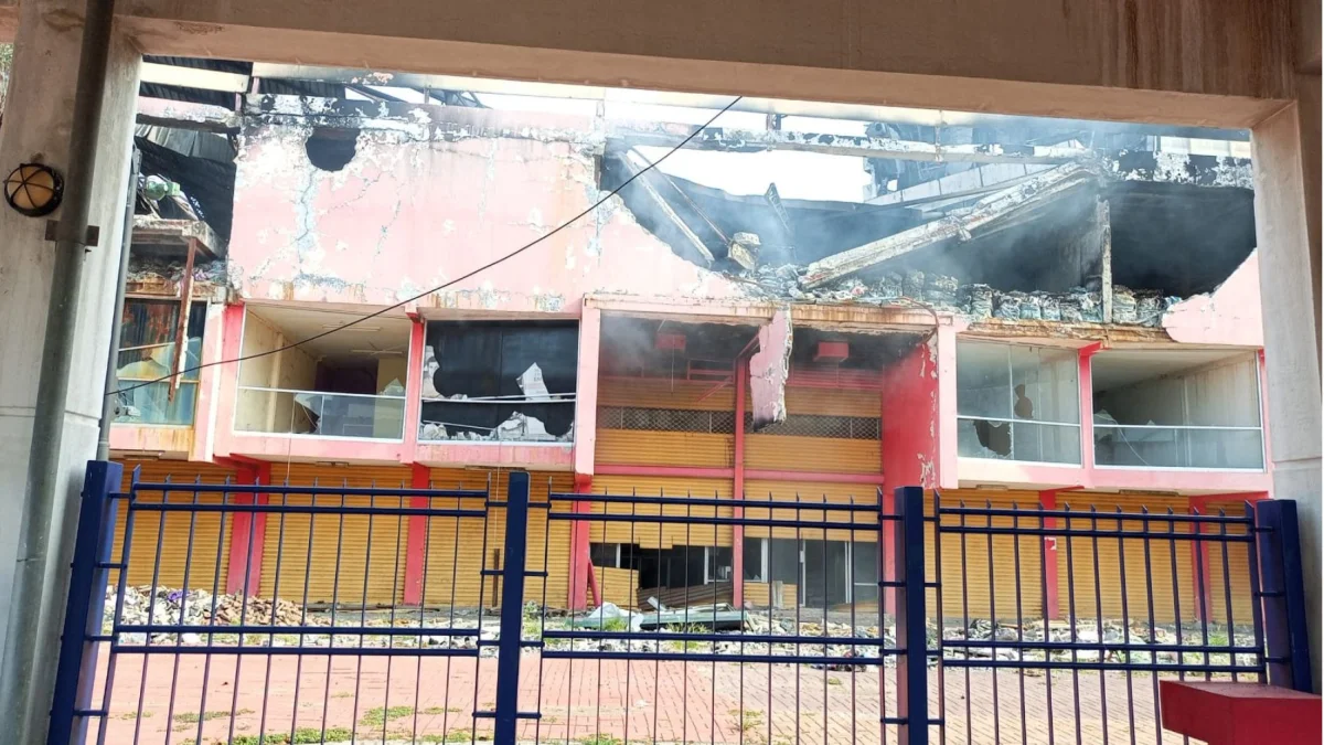 El humo que salió desde la infraestructura del centro comercial generó alarma en el sector.