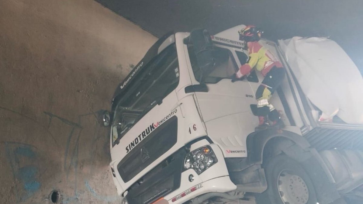 El camión chocó y se quedó virado debajo del paso a desnivel de San Blas, en el centro de Quito.