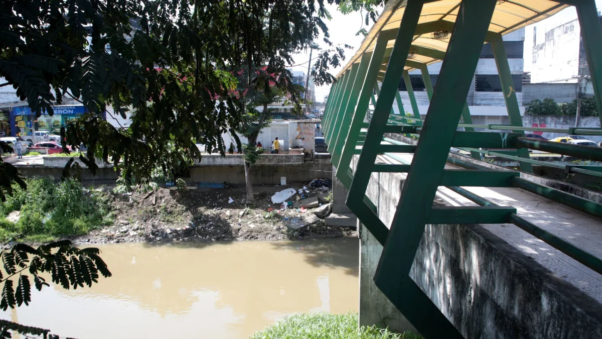 En las orillas del río Milagro hay diversidad de desechos, que muestran la falta de control.