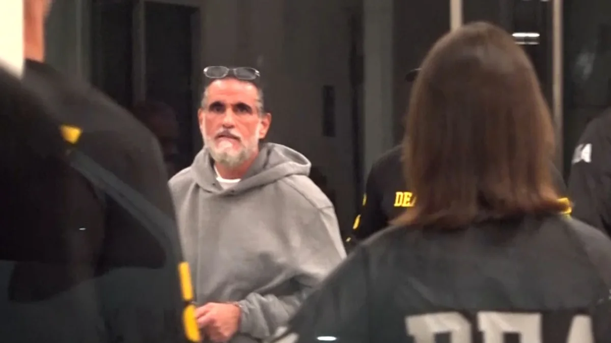 Captura de video de Alex Saab escoltado por agentes de la DEA a su llegada este sábado 16 de mayo, al aeropuerto de Opa-locka, en el condado de Miami-Dade (EE.UU.)