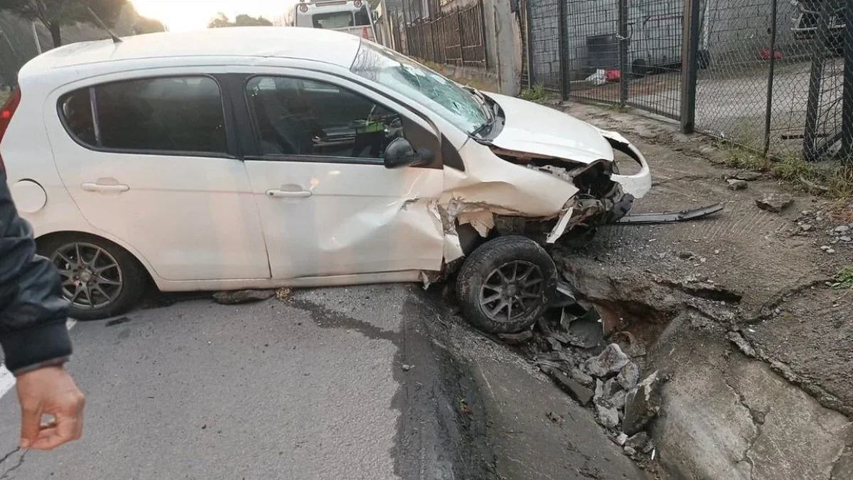 En Guápulo, un vehículo perdió pista y terminó encunetado. Una persona resultó herida.