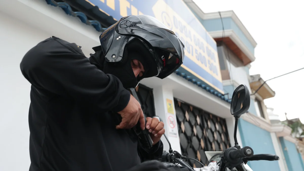 Armas semiautomáticas decomisadas en operativos policiales reflejan el aumento de armamento en circulación en Ecuador.