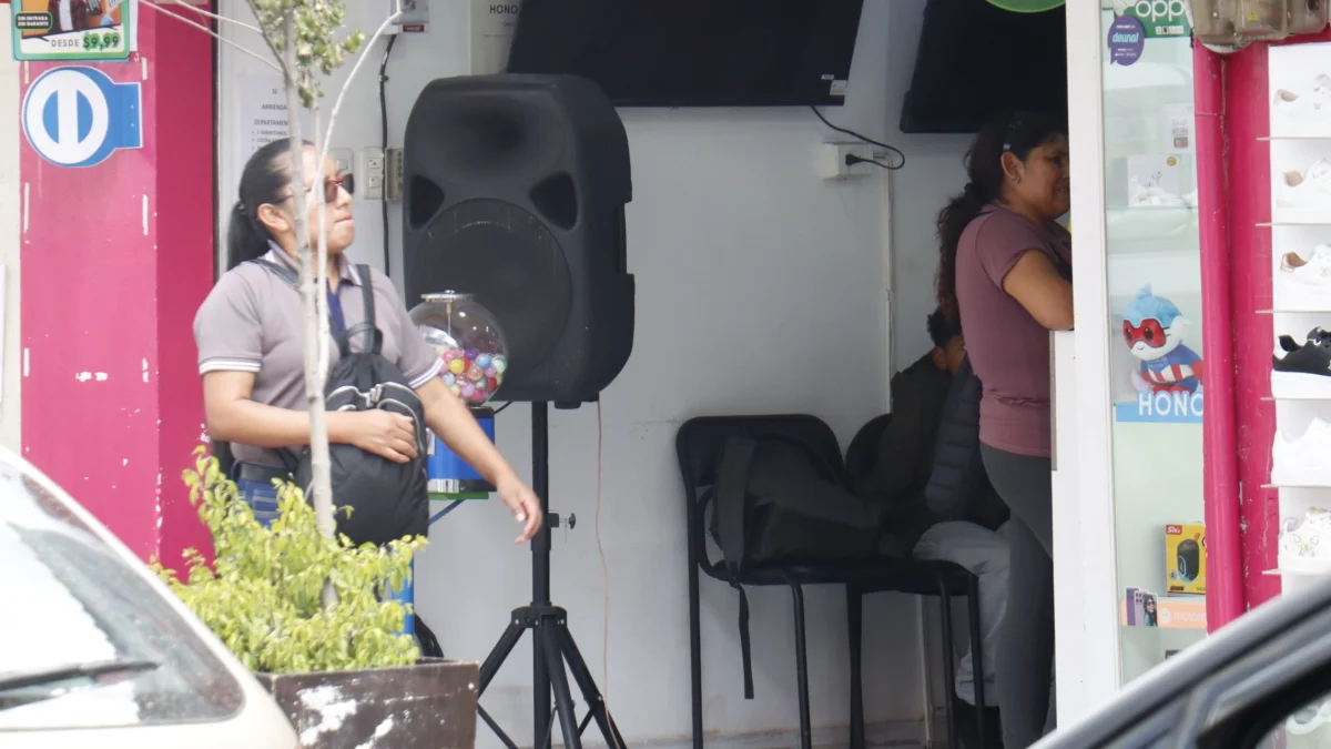 En varios negocios de Tumbaco, los parlantes están camuflados entre los productos, mientras otros quedan expuestos y aumentan el ruido en el sector.