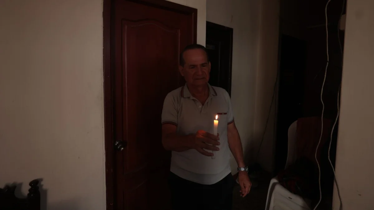 Usar velas para contrarrestar la falta de energía eléctrica se ha vuelto constante en Guayaquil debido a los continuos e imprevistos apagones.