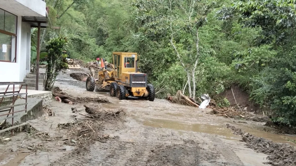 Las lluvias provocaron derrumbes en las vías de Pacto y Nanegal, en el noroccidente de Pichincha.