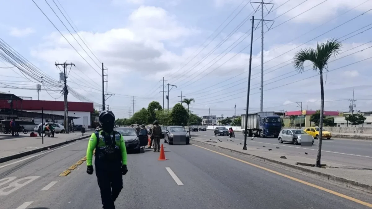 Un agente de tránsito durante el operativo ejecutado este domingo 17 de mayo en la vía Perimetral, junto a la isla Trinitaria, sur de Guayaquil.
