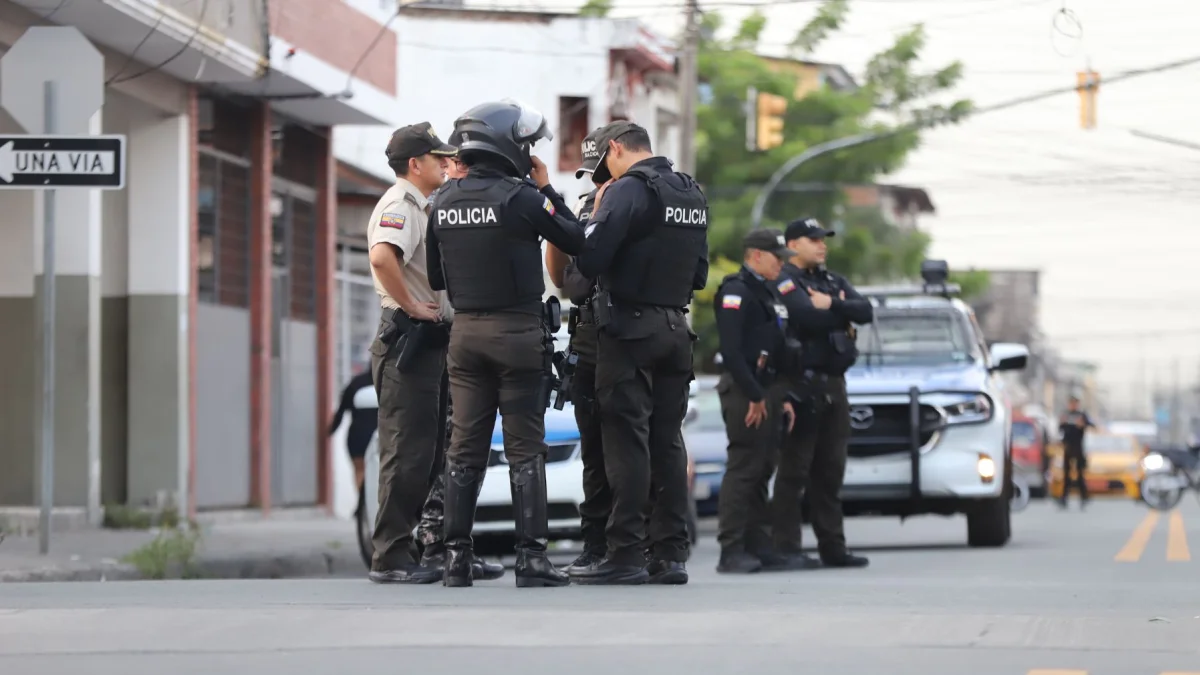 Hasta el lugar del asesinato llegaron policías y militares.