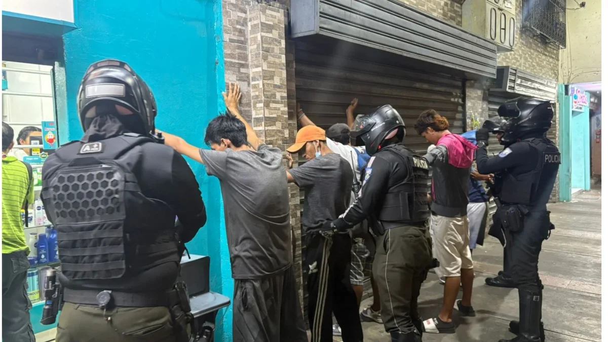 Ecuador reporta 3.422 detenidos desde 3 mayo por controlar crimen durante toque de queda nacional.