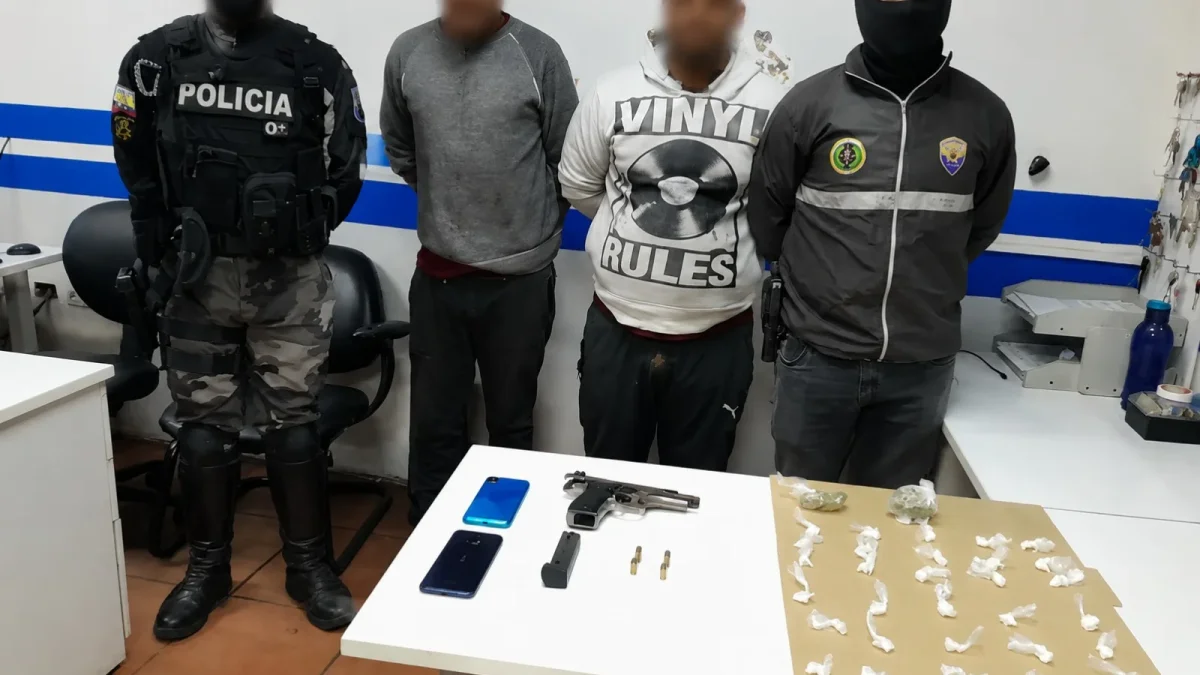 Alias “Gordo” y “Huevo” fueron detenidos con armas y droga tras un allanamiento en Solanda, sur de Quito.