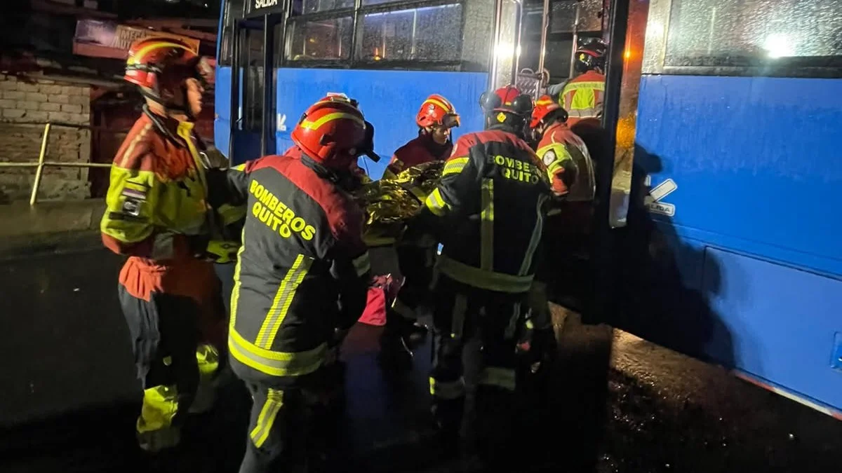 Según los bomberos, el bus se impactó contra un muro en Chillogallo, en el sur de Quito.