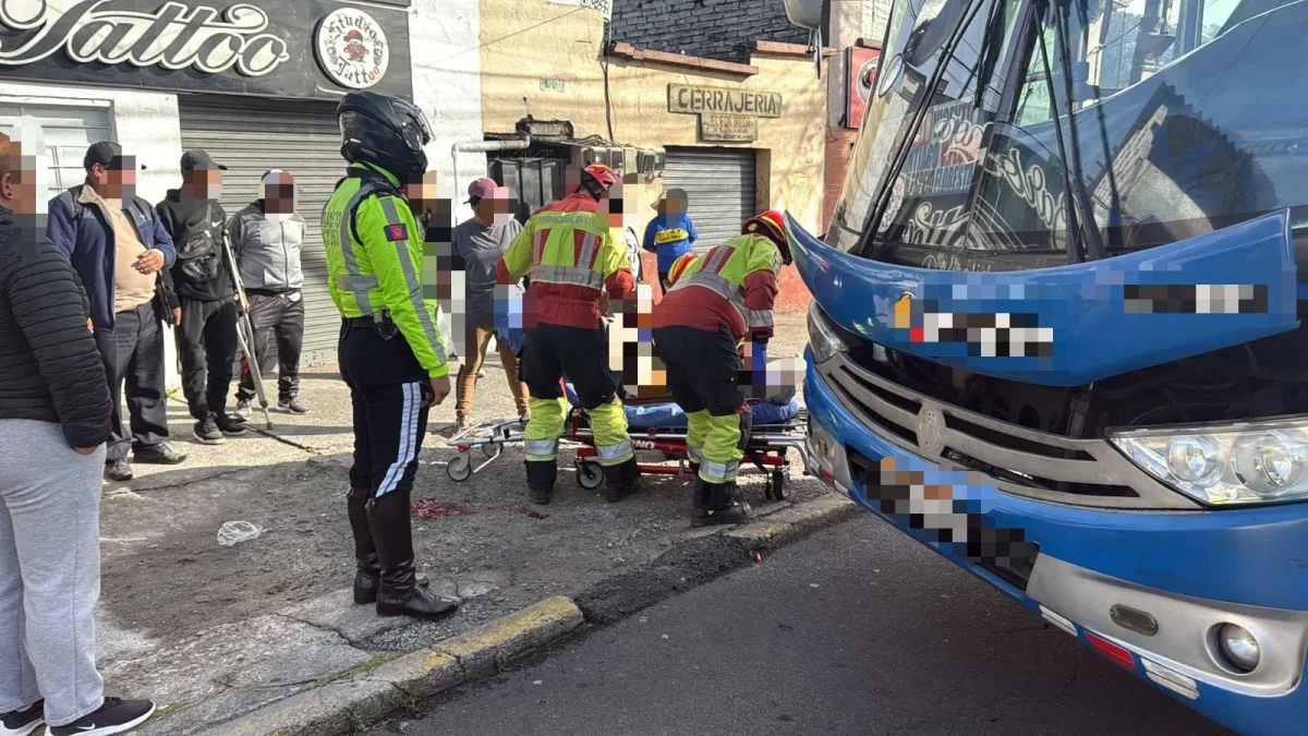 Personal de emergencia atendió a una mujer atropellada en la av. Mariscal Sucre, en el sur de Quito.