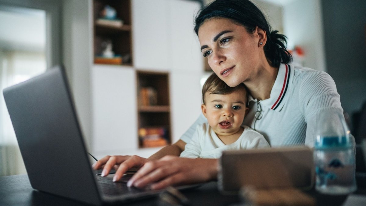 La maternidad continúa representando un desafío para miles de mujeres ecuatorianas que intentan mantener estabilidad laboral mientras enfrentan procesos de crianza.