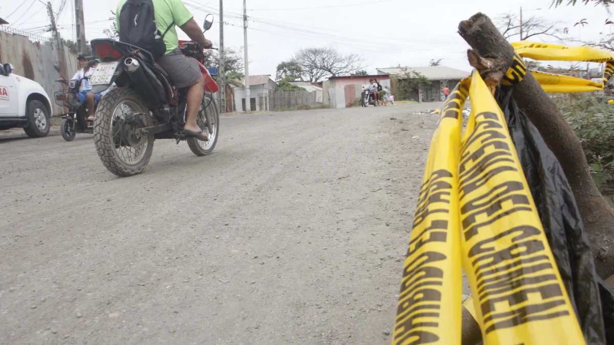 Referencial.Cinta policial delimita la zona en Chone, Manabí, donde se reportó la masacre que dejó cuatro víctimas mortales.