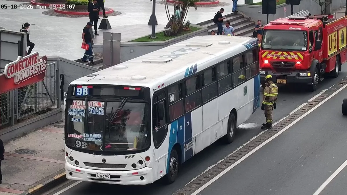 La emergencia en el bus de transporte urbano ocurrió en la avenida Francisco de Orellana, a la altura de la calle José Santiago Castillo.