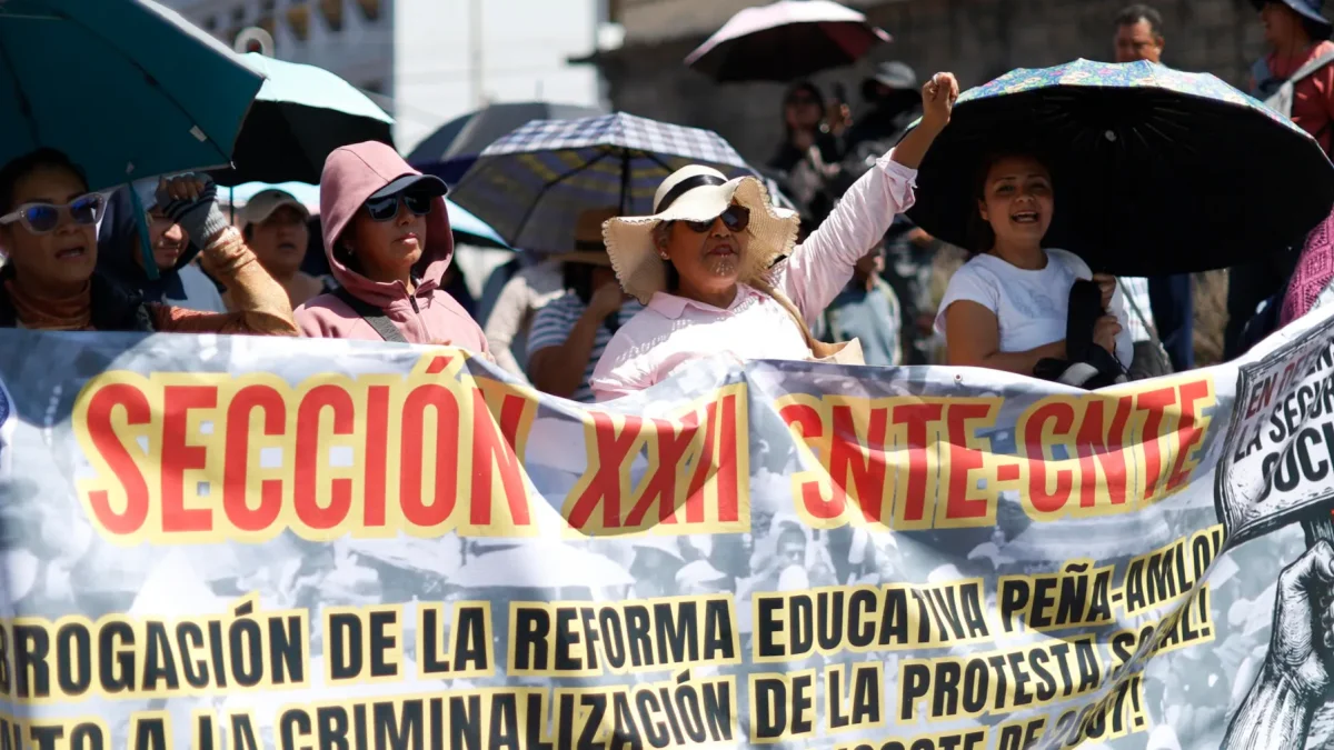 Maestros de la Coordinadora Nacional de Trabajadores de la Educación (CNTE) protestan en Ciudad de México (México).