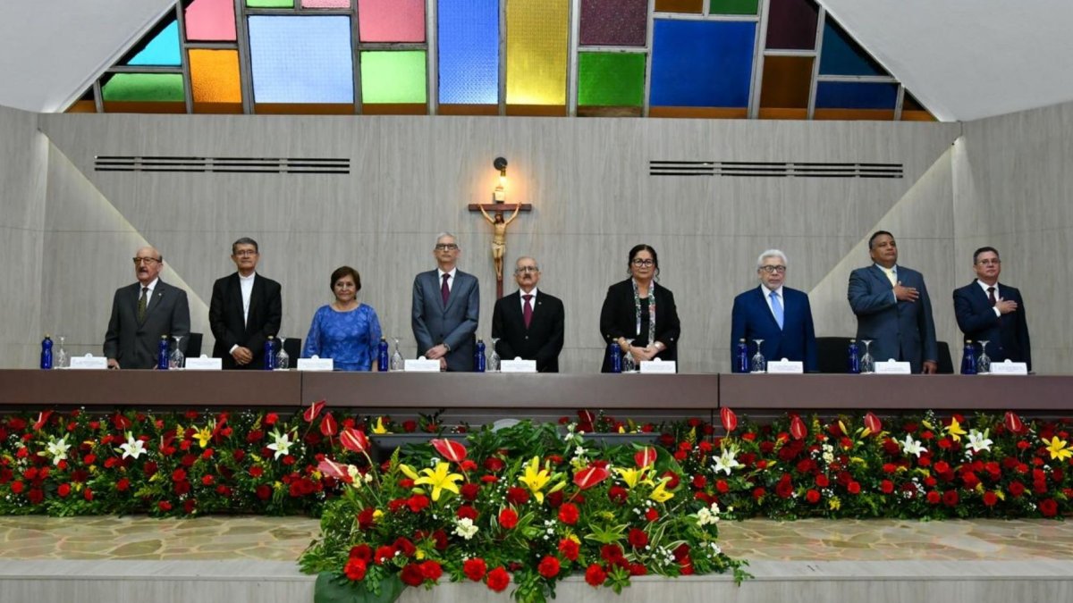 La Universidad Católica de Santiago de Guayaquil celebró su aniversario 64 con una sesión solemne en la que autoridades destacaron la transformación tecnológica.