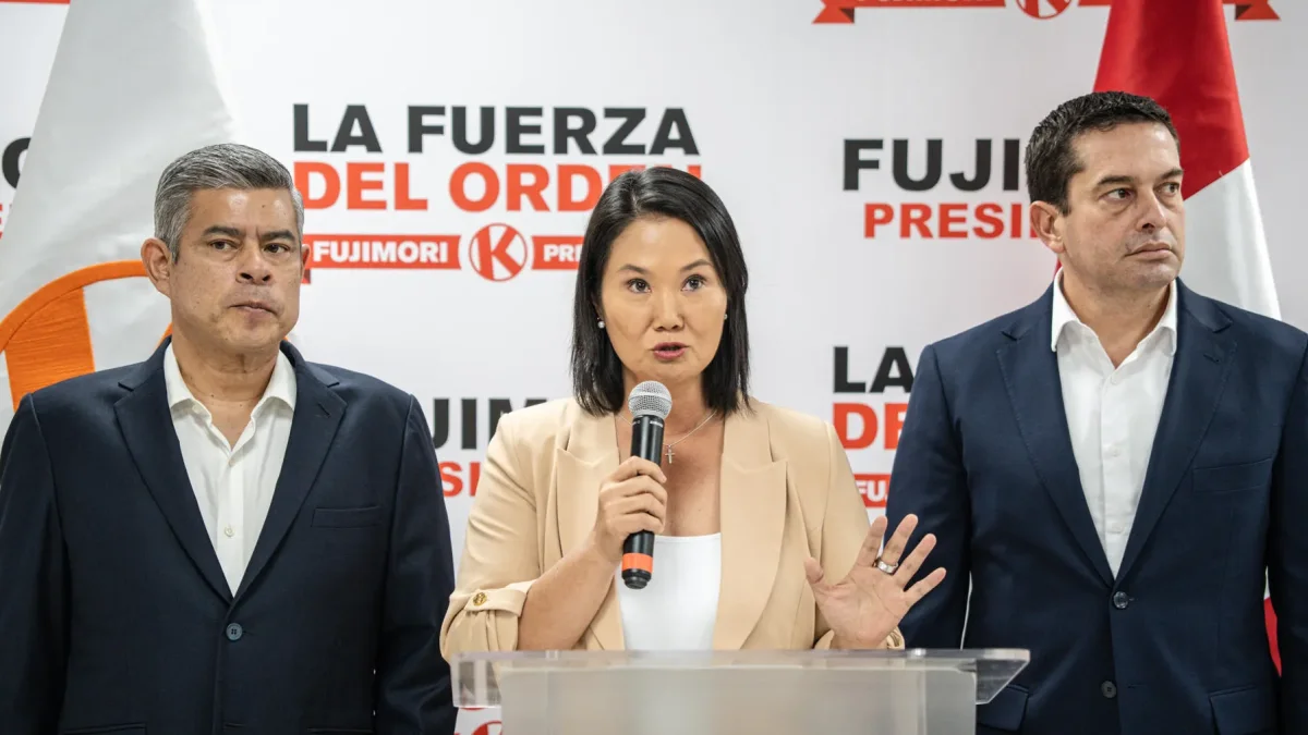 La derechista Keiko Fujimori (c), candidata a la Presidencia de Perú, habla este 17 de mayo de 2026, en una rueda de prensa, en Lima (Perú).