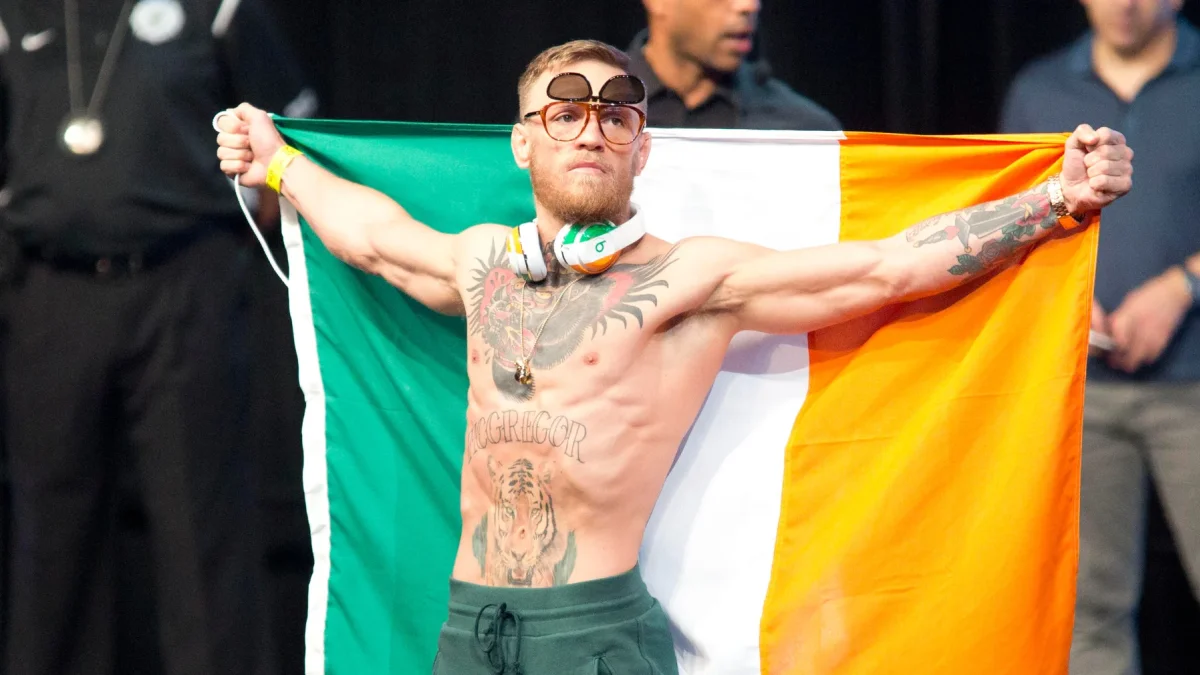 Conor McGregor al llegar al pesaje antes de la pelea con Floyd Mayweather en el estadio MOBILE en Las Vegas, Nevada.