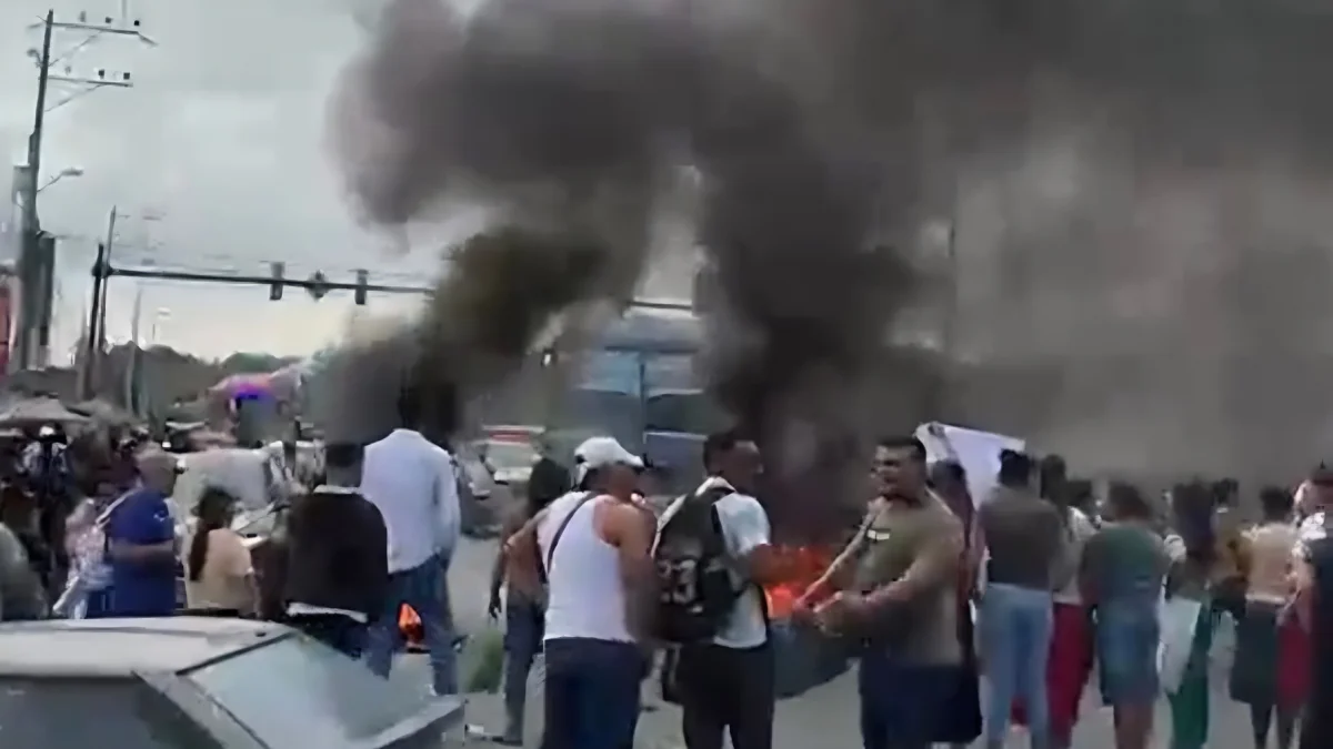 Padres bloquean la vía a Daule con quema de neumáticos, exigiendo mejoras en una escuela de Guayaquil.